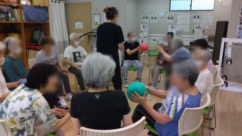 音楽に合わせてボールを使うブレインあっぷ体操