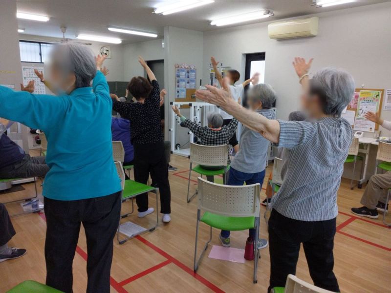 立ったり座ったりして行うのびのびストレッチ