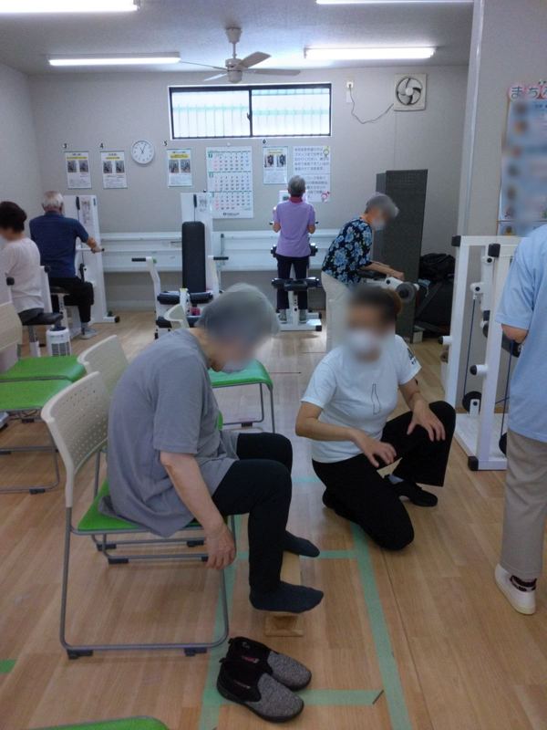 スタッフが個別に声をかける様子