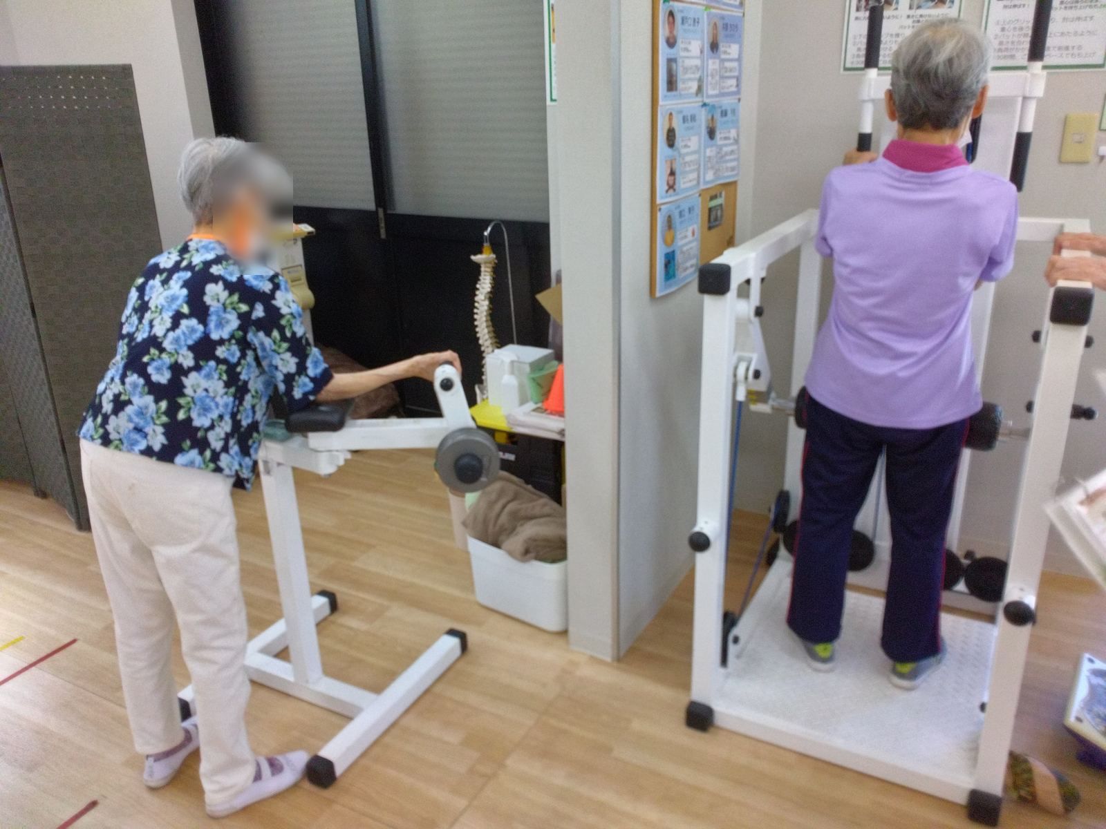 マシンを使ってトレーニングする利用者