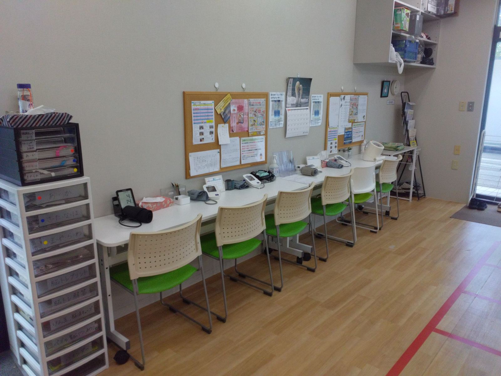 受付と相談スペースのある室内
