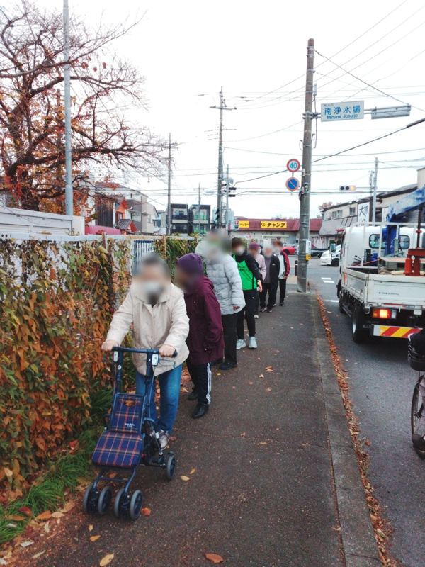 近所の道を歩く野外ウォーキング