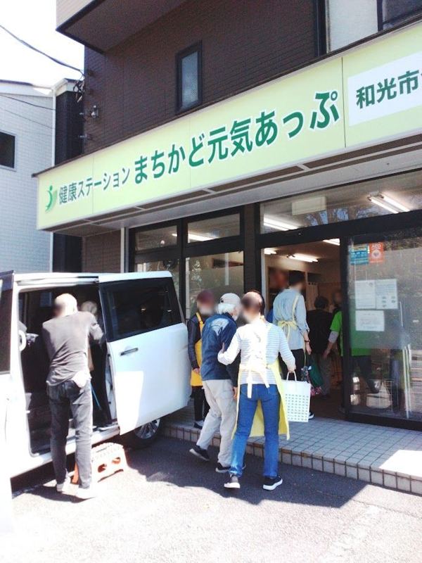 施設前での送迎の様子